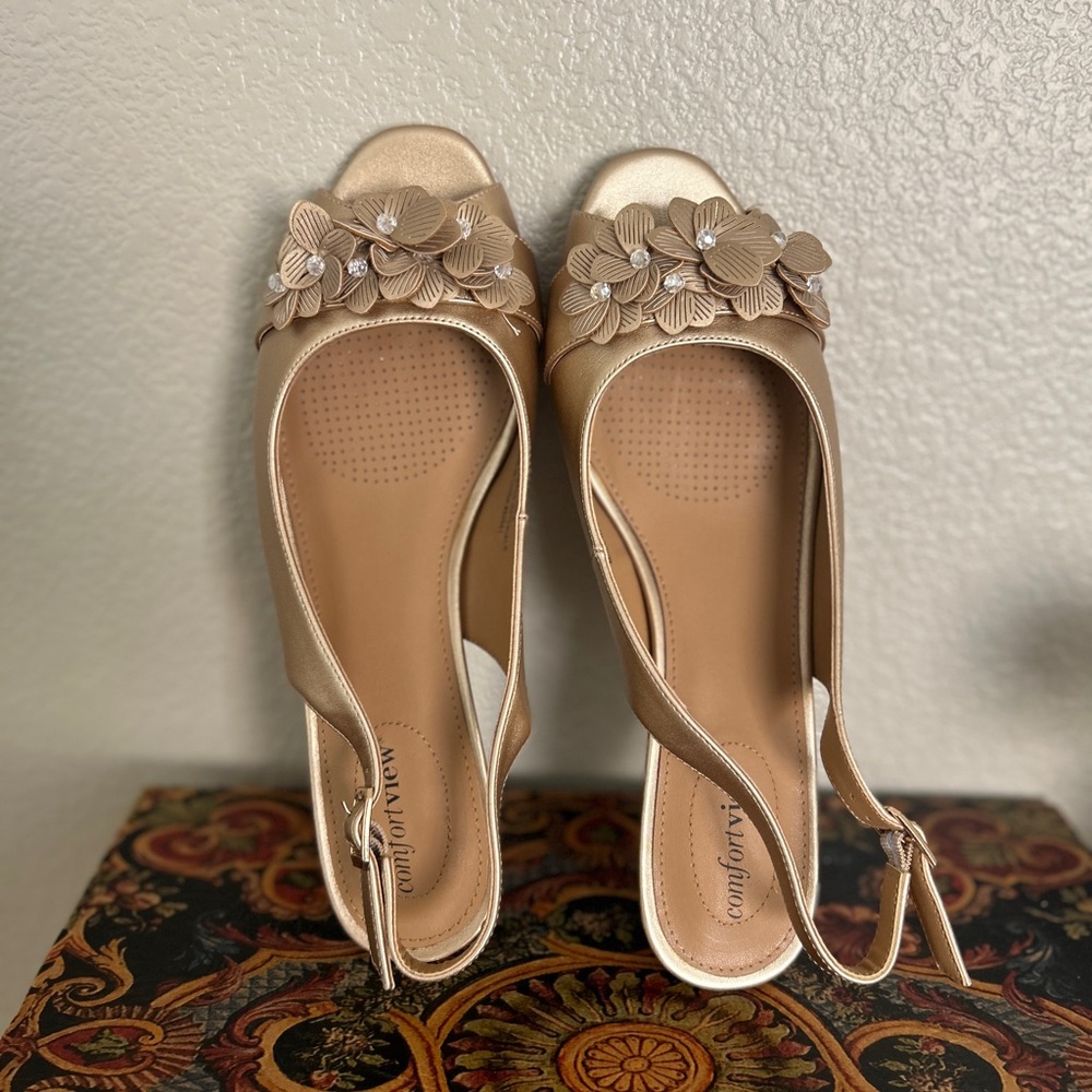 Confort View NWOT Metallic Gold floral beaded aplique Slingback Heels size 10